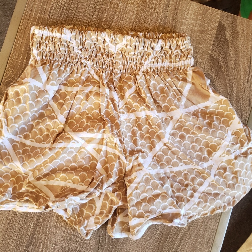 Bundle 2 living hula shorts
